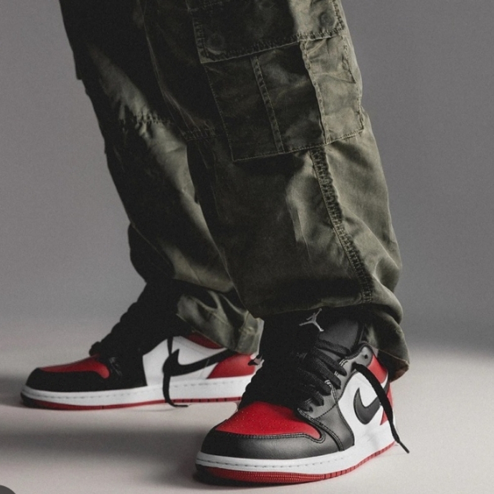 Nike Air Jordan 1 Retro Low Bred Toe Mens Sz US 9.5 🔥